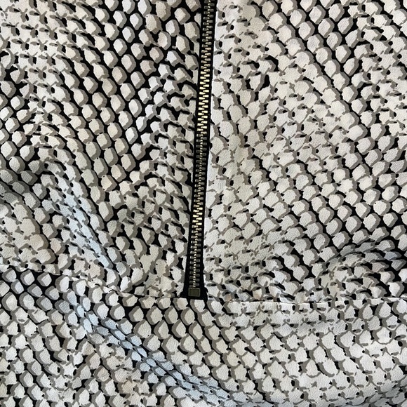 Michael Kors  NWOT   Abstract print blouse scoopneck      Sleeveless      Size S - Picture 4 of 13